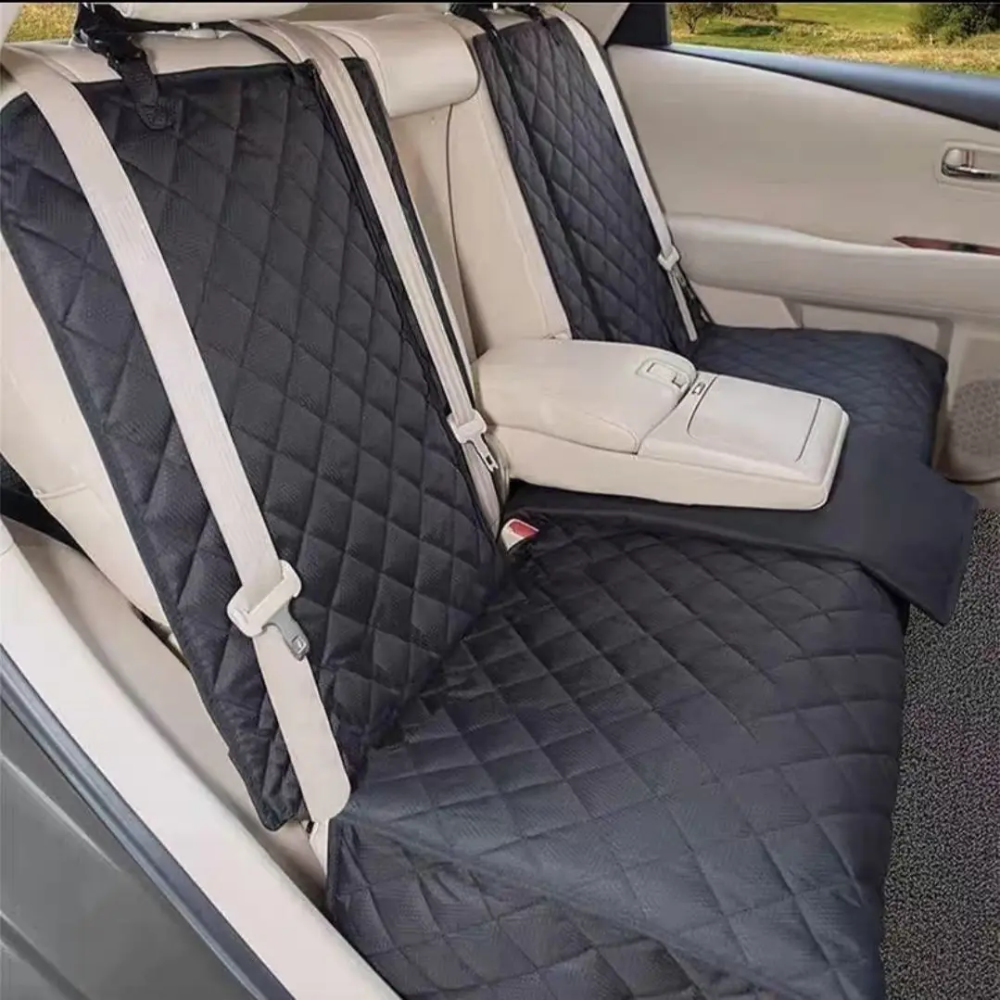 Detalle del material impermeable de la funda de asiento para perro