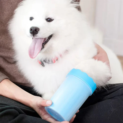 Limpiando las patas de un perro con el limpiador de patas