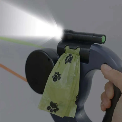 Detalle de la linterna LED integrada en la correa retractil para perros