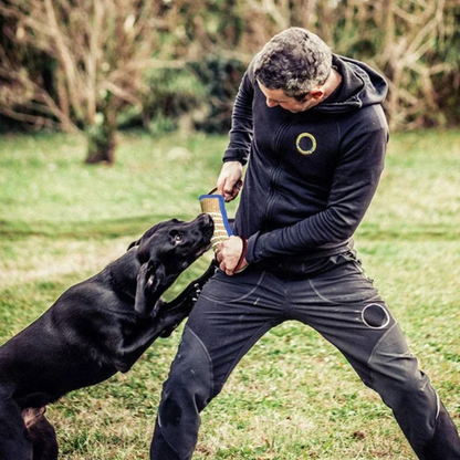 Perro jugando con el juguete de mordida