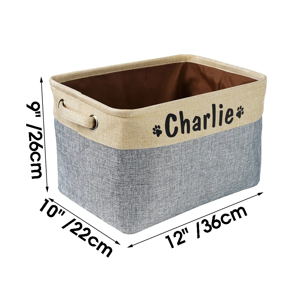 Detalle del nombre personalizado en la cesta para juguetes de perro