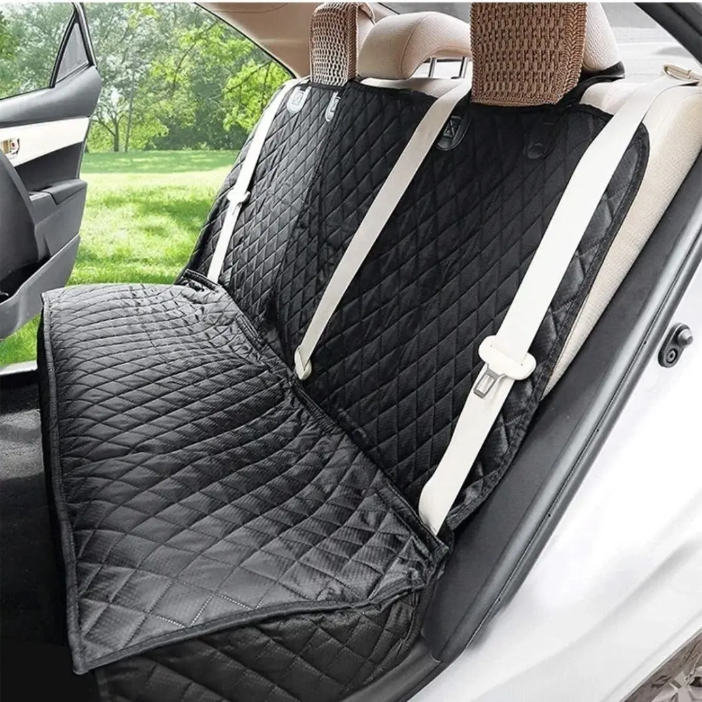 Funda de asiento impermeable instalada en el coche con perro