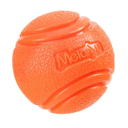 Detalle del material de goma solida de la pelota para perro