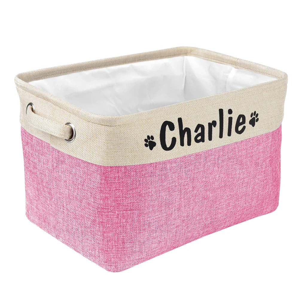 Cesta para juguetes de perro llena de juguetes
