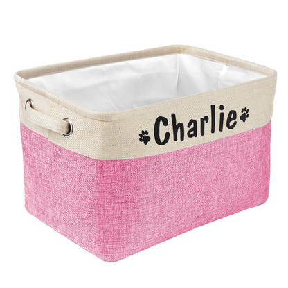 Cesta para juguetes de perro llena de juguetes
