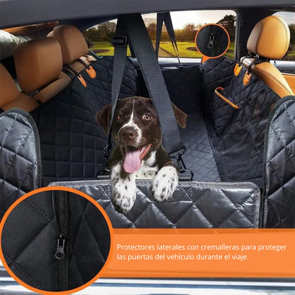 Funda protectora de coche instalada en el asiento trasero
