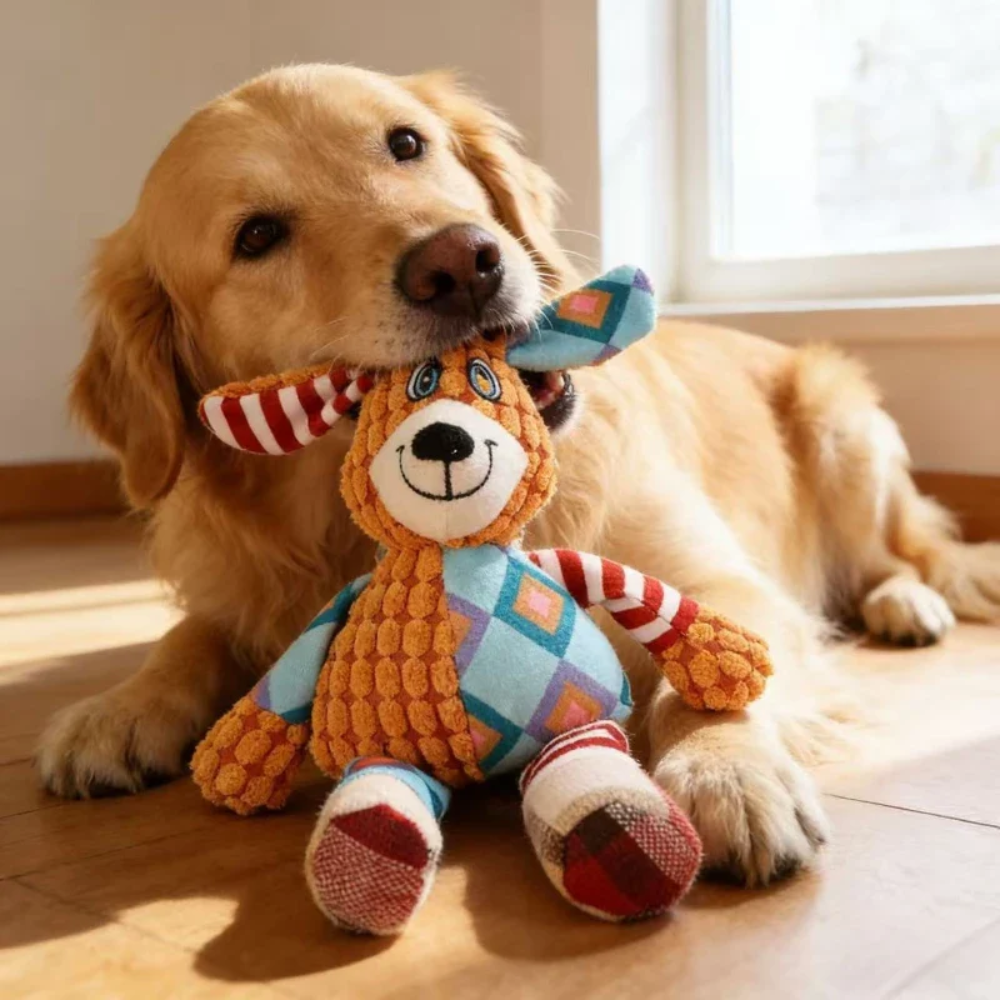 Perro jugando con el peluche resistente con sonido