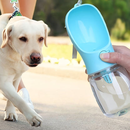 Bebedero comedero portatil para perro en uso durante un paseo